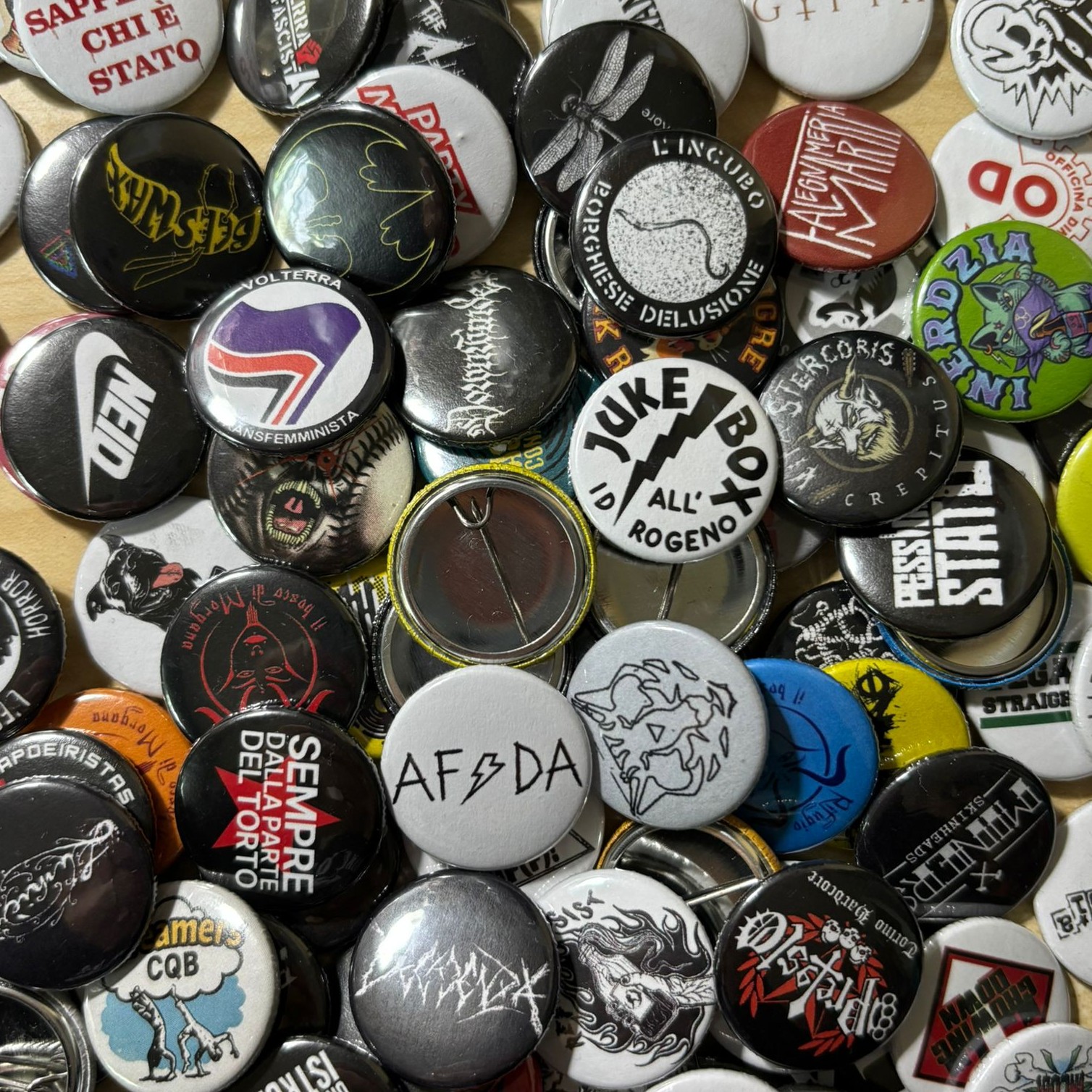 Spille Personalizzate Radio Punk
